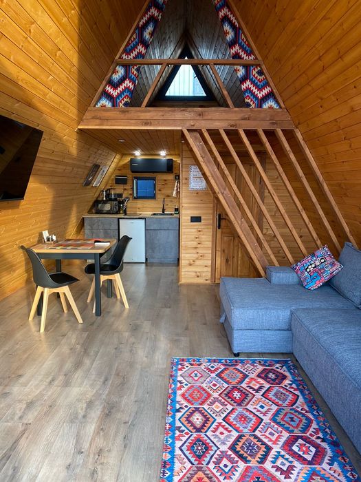 Домик в горах с видом на город