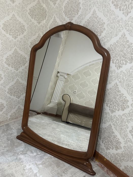 Зеркало в деревянной раме