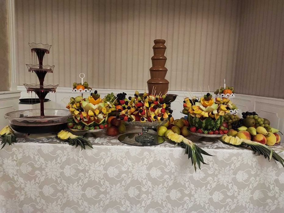 Bar din fructe si fantana de ciocolata