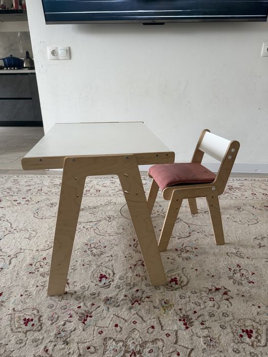 Продается детский стол со стулом