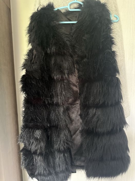 Космест черен елек