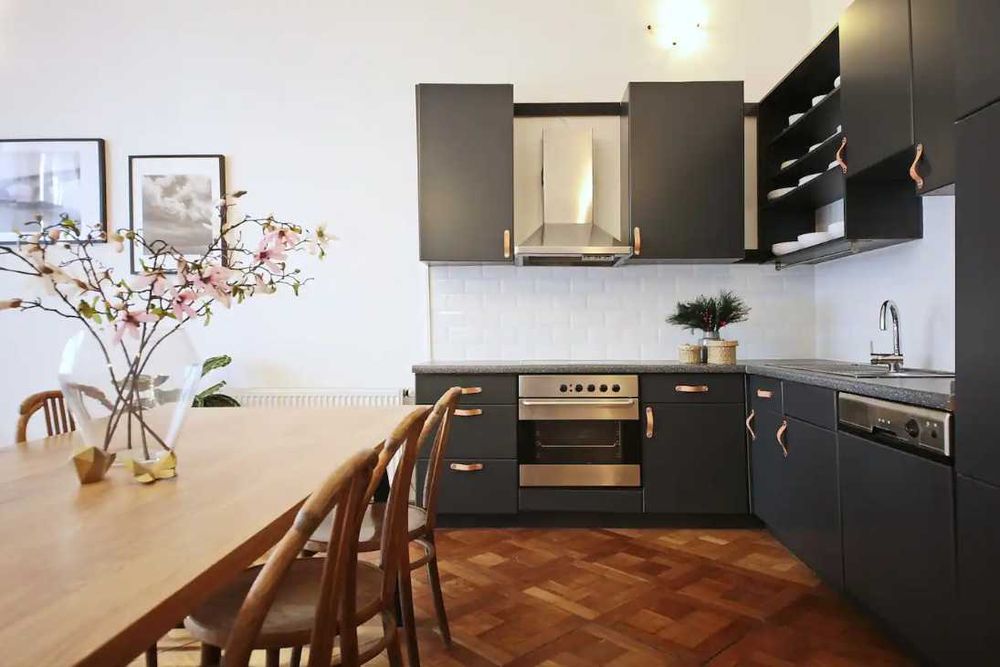 Дава се под наем Двустаен апартамент в Пловдив, Център - 67 кв.м за 280.5 € - Снимка #2