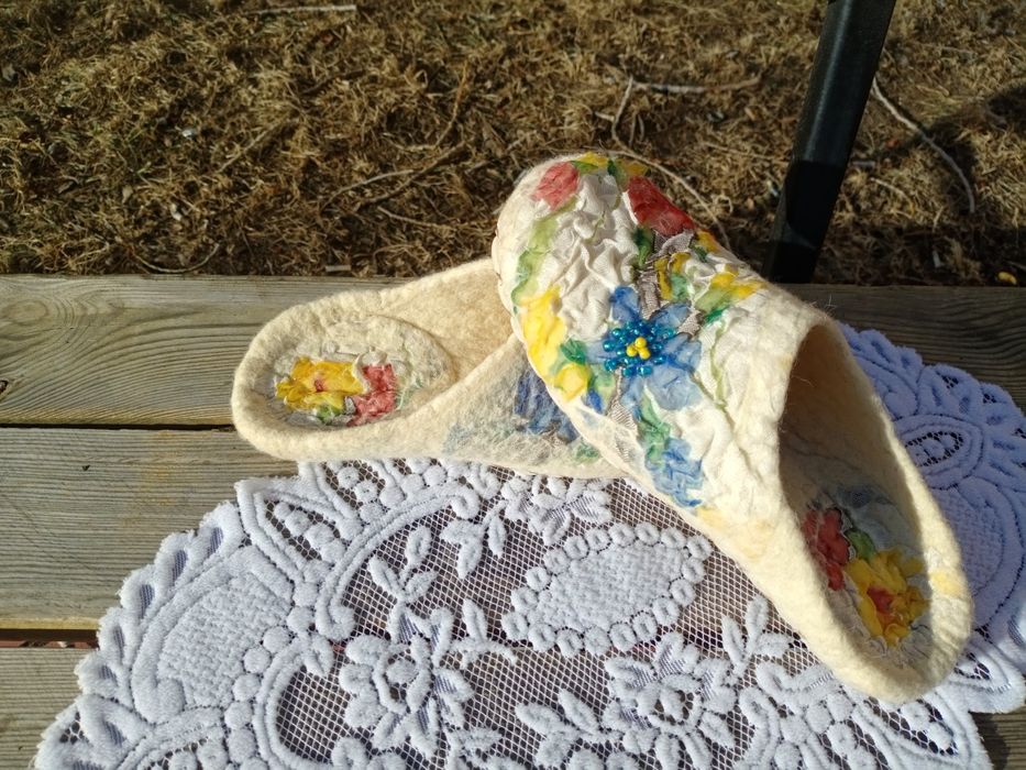 Продам  валяные из натуральной шерсти  тапки. Ручная работа.