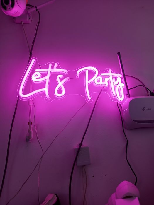 Табела неон Party