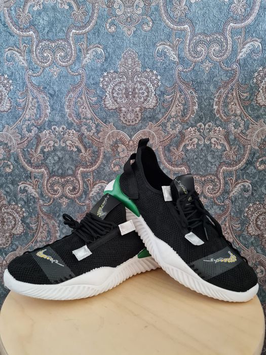 Кроссовки 42размера