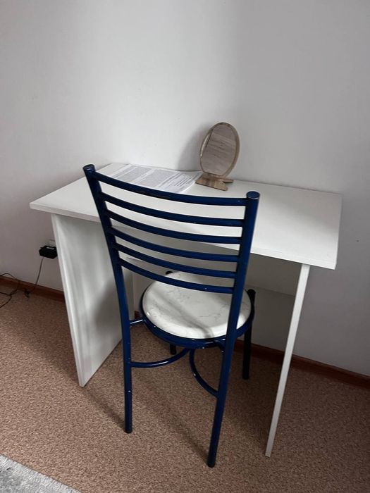 стол белый не старый