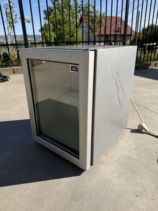 Vand minifrigider functional, necesita doar curatare