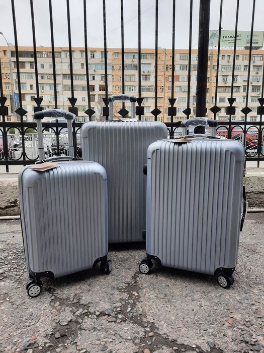 Средний пластиковый чемодан