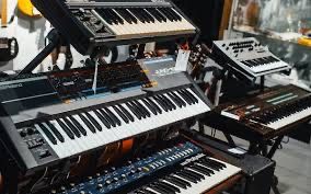 Pianino  sintizatorlar  mavjud