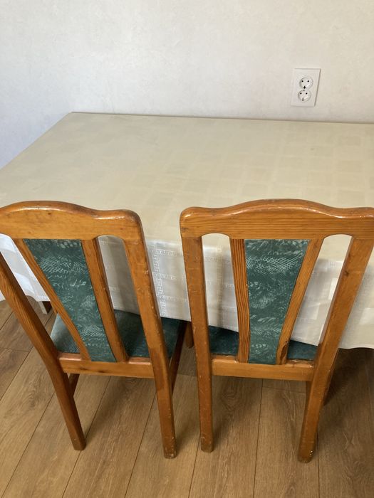 Отдам даром столы, стулья , диван