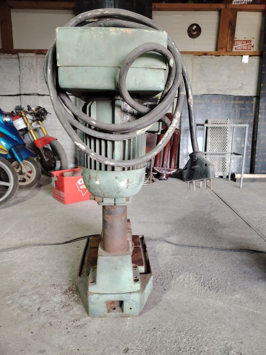 Настолна трифазна бормашина