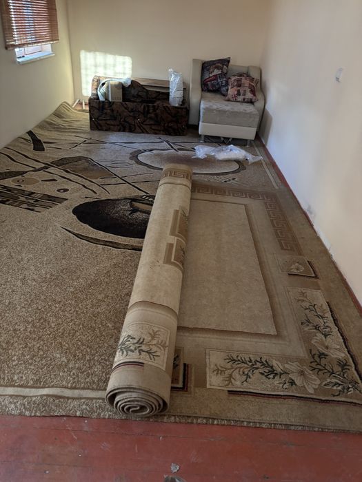 2 больших ковра.