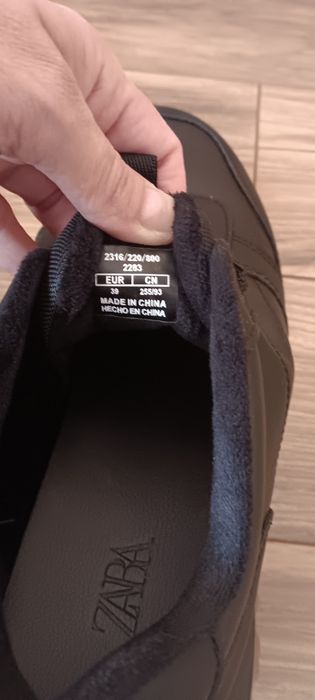 Продавам кожени маратонки на фирмата Зара