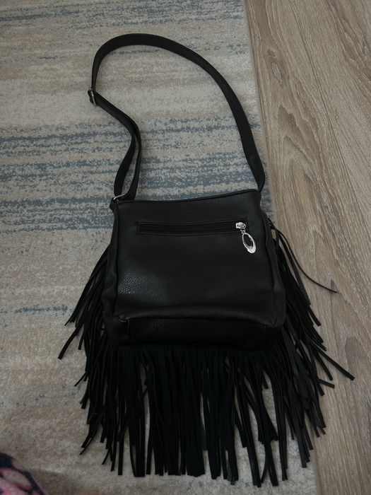 Черна чанта с ресни