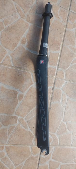 Furca carbon ,ghidon cursiera,tija sa,pedale noi.