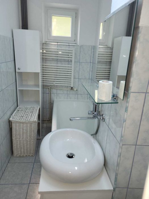 Proprietar închiriez apartament cu trei camere semidecomandat în Bacău