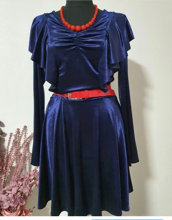 Rochie catifea bleumarin,model clos, mas. M,volănașe în zona bustului