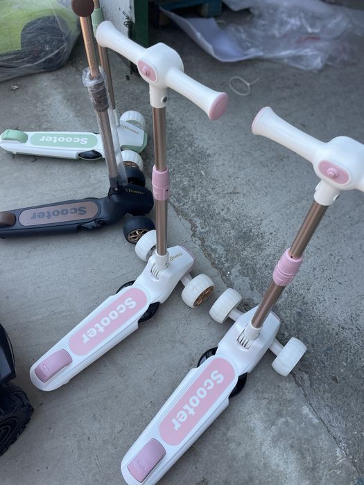 Trotineta pliabila pentru copii cu sunete si proiector LED Pink