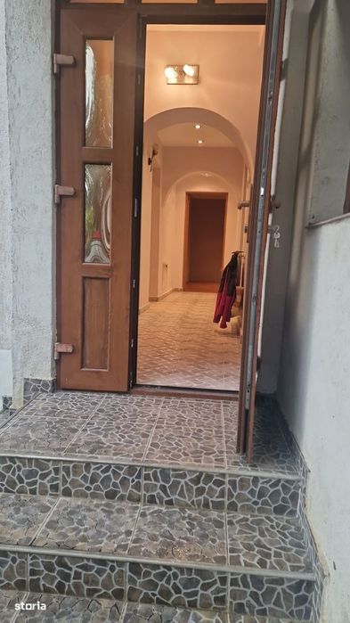 Apartament la parter si curte proprietate