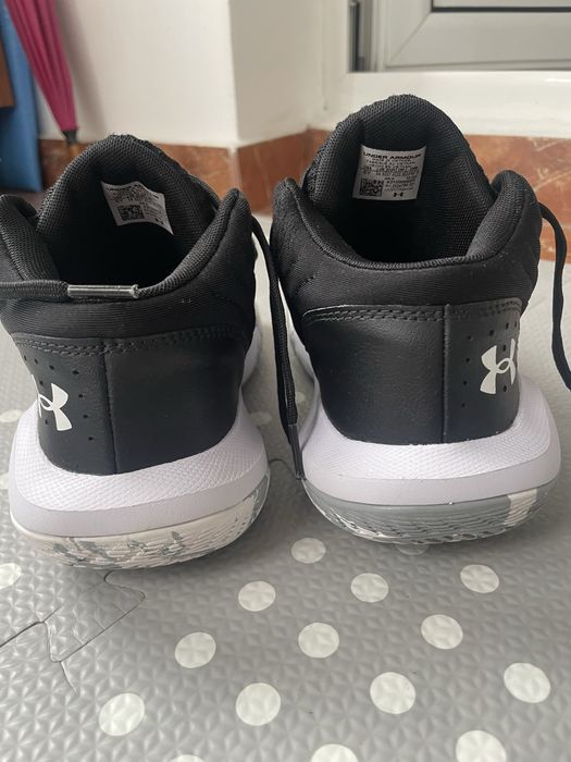 Ghete baschet / strada Under  Armour, aproape noi ,  originale , luate din Austria din reprezentanta , mar 37 .5 / 23,5 cm