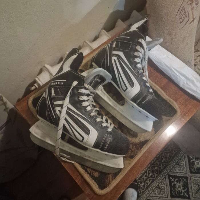 Коньки продам почти новые, так и не научился, 42-43