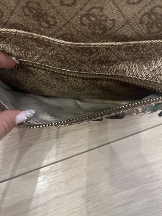 Ghiozdan Guess intr o stare extrem de buna