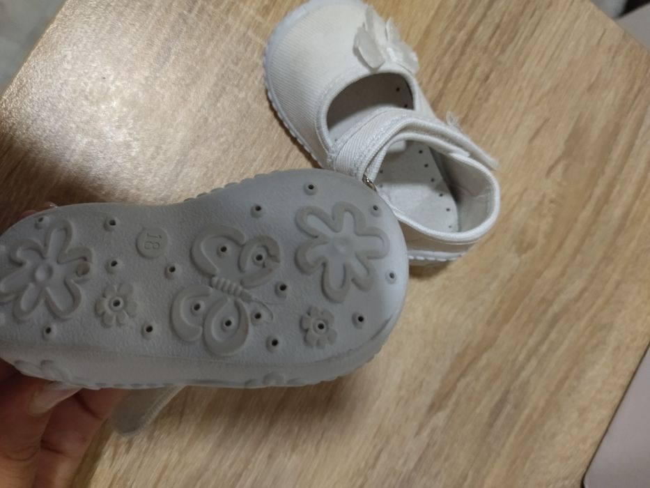 Бели обувки 18 номер