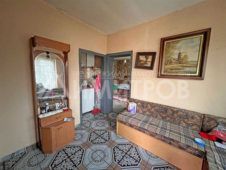 Продава напълно самостоятелна къща с двор в гр. Нови пазар в Добруджанския квартал на града.