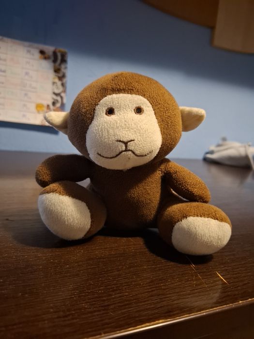 Maimuțică de pluș maro-alb. Stare bună, material moale.