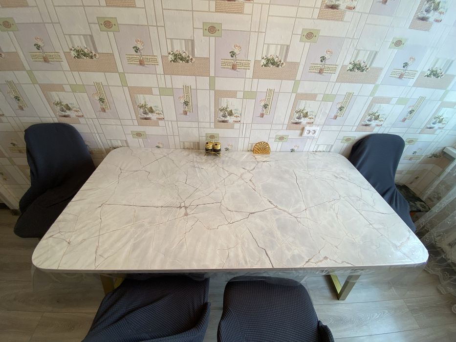 Продаю стол семей