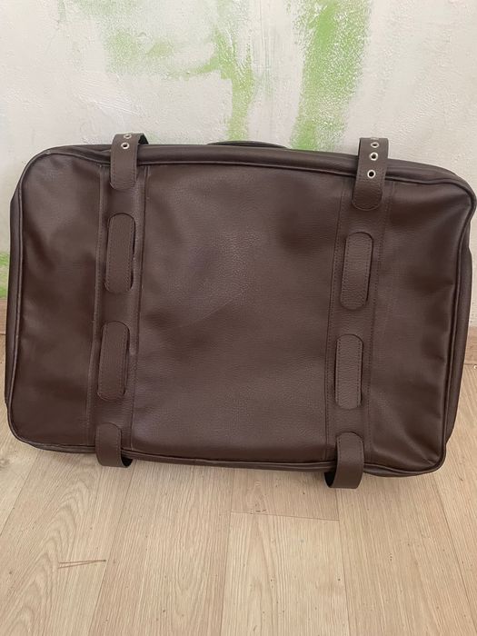 Чемодан коричневый кожаный или кожзам не рабираюсь