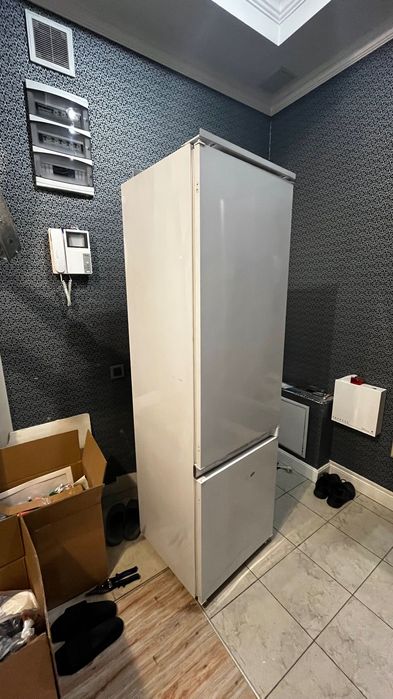 Продаю встраиваемый холодильник