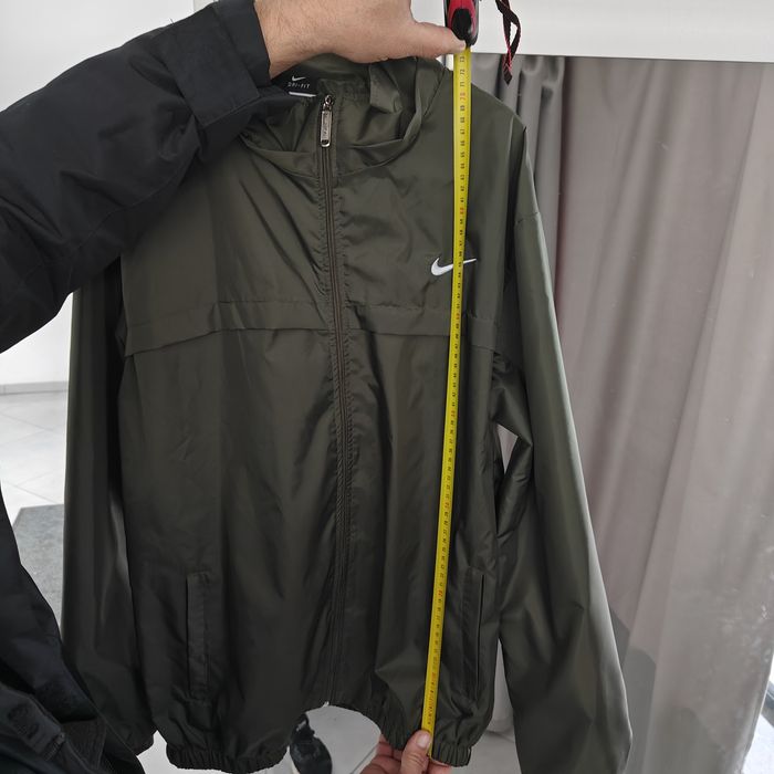 Зелена ветровка на NIKE