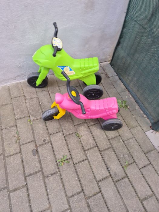 Vând 2 motociclete din plastic pentru copii, o trotinetă roz cu 3 roți și un skateboard