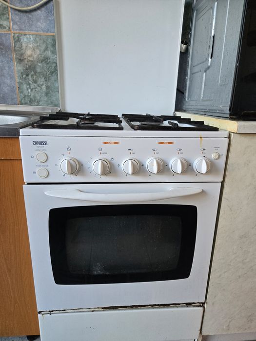 Aragaz Zanussi cu plita electrica pe gaz + butelie