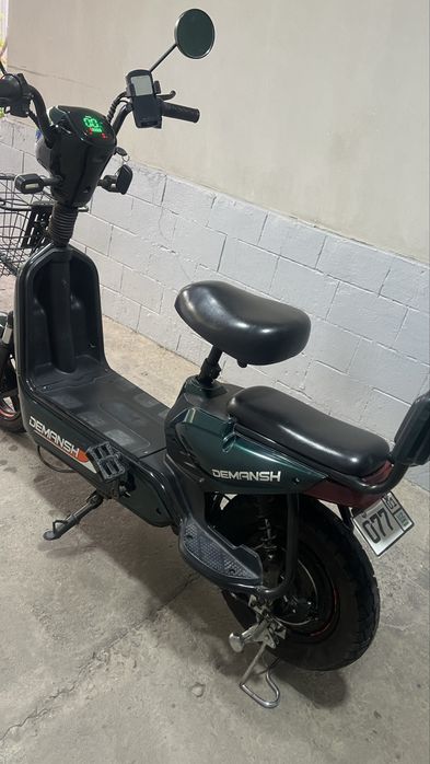 Yaxshi holatdagi elektr skuter.