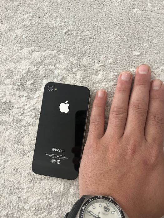 Apple 4s.