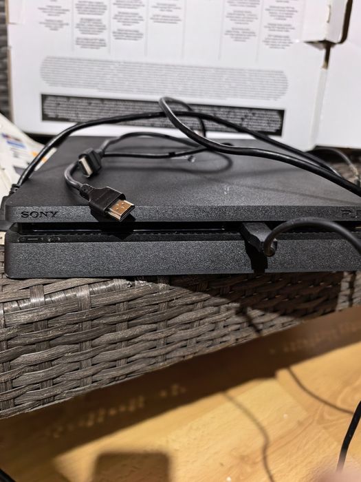 PS 4, 1 TB + 2 джойстика