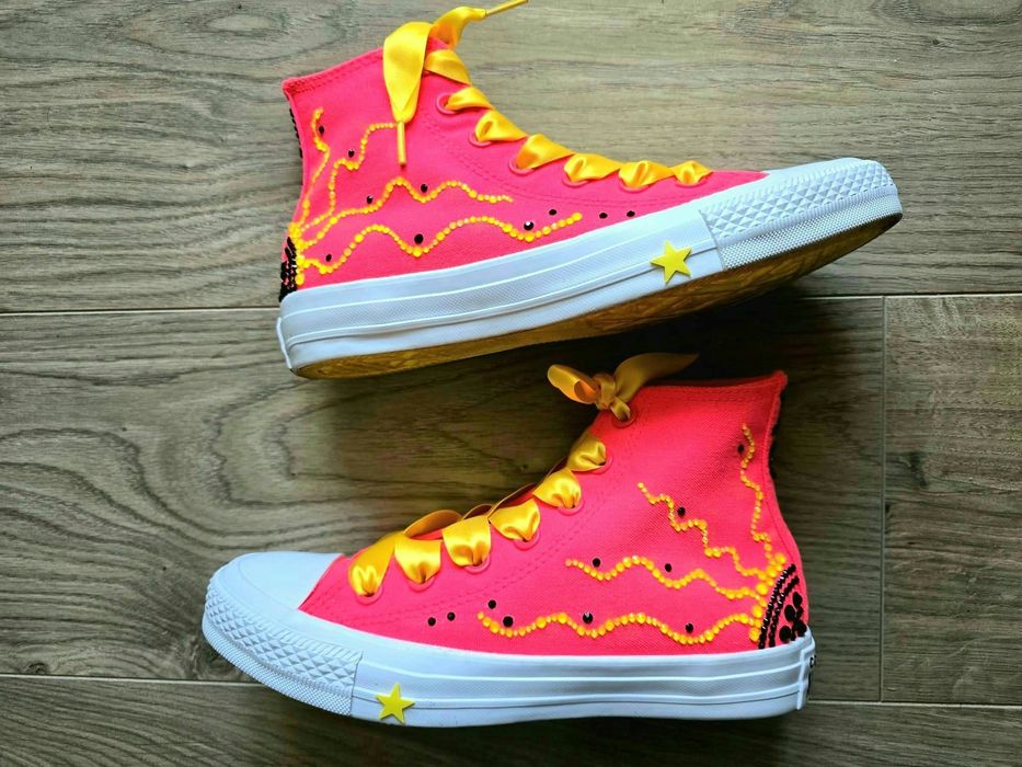 Converse unicat cu strasuri