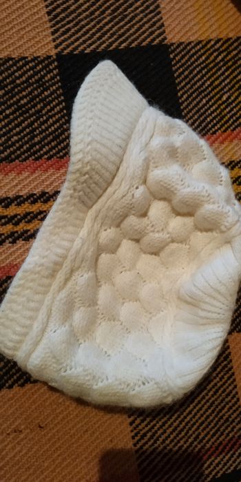 Дамска плетена шапка с козирка