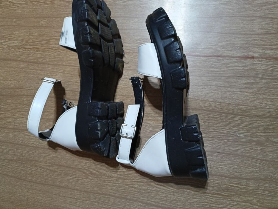 Белые босоножки 39