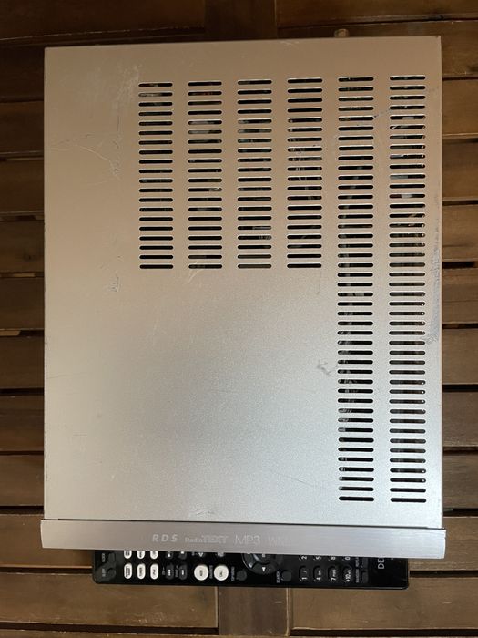 CD RECEIVER Denon RCD-M40, în stare bună de funcționare, cu telecomandă originală.