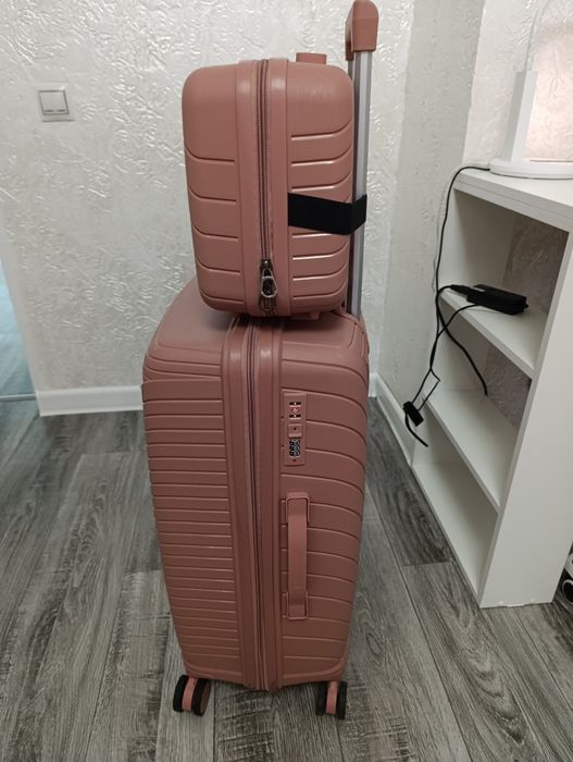 Продам чемодан + бьюти кейс