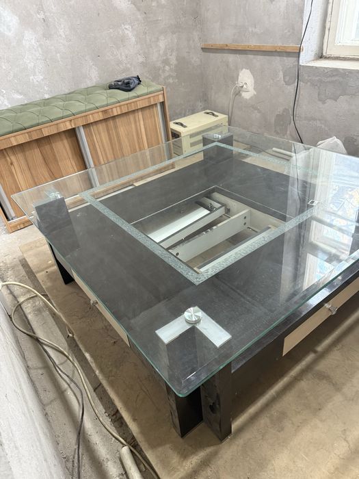 Прадам стол 1.25 м в хорошел состоянии с толстым стеклом