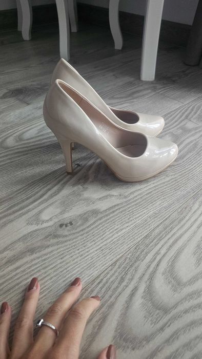 Pantofi cu toc bej