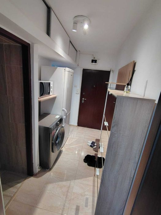 Închiriez apartament cu 2 camere.