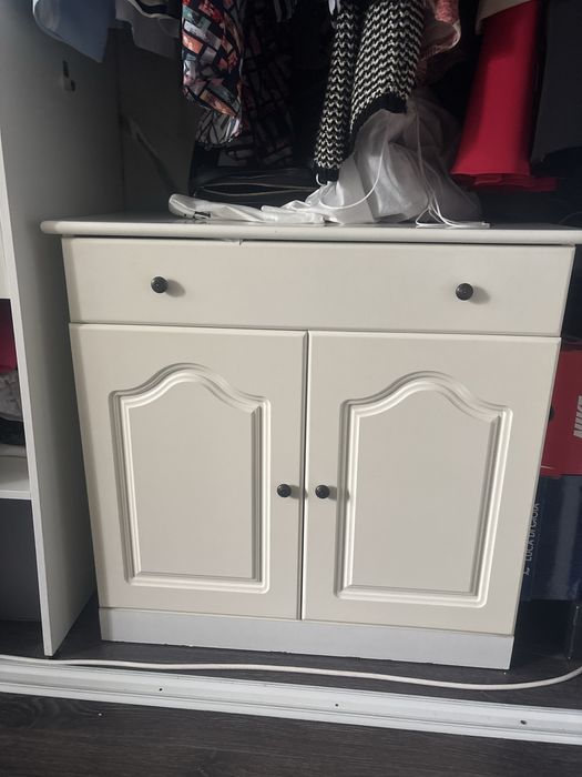 Vand masuta de cafea si o vomoda cu un pantofar