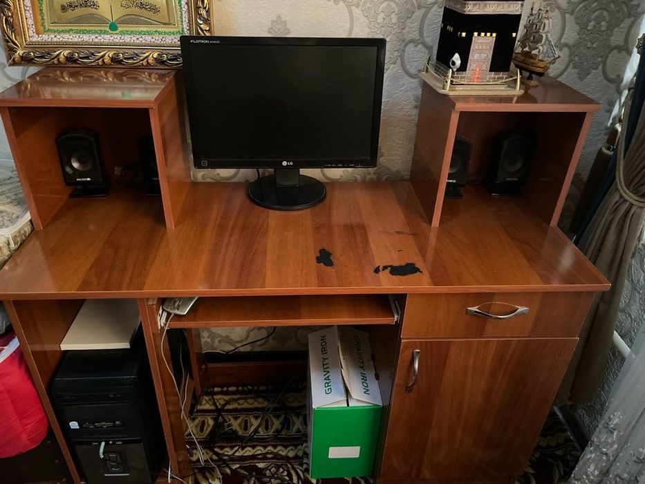 Компьютер ва столи сотилади