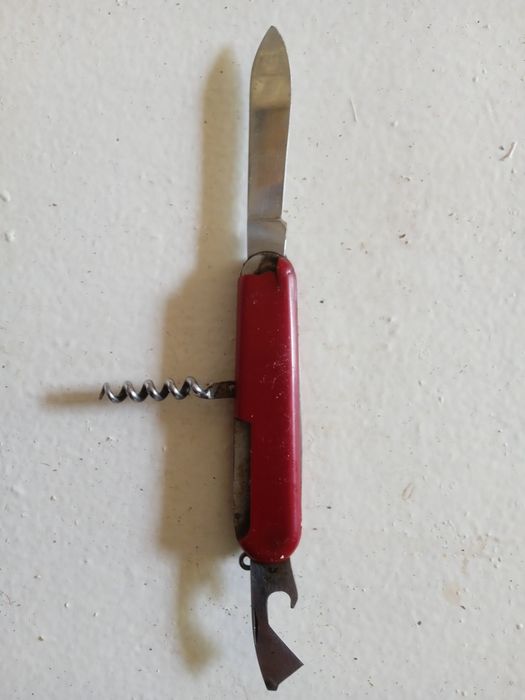 Продавам джобен нож.