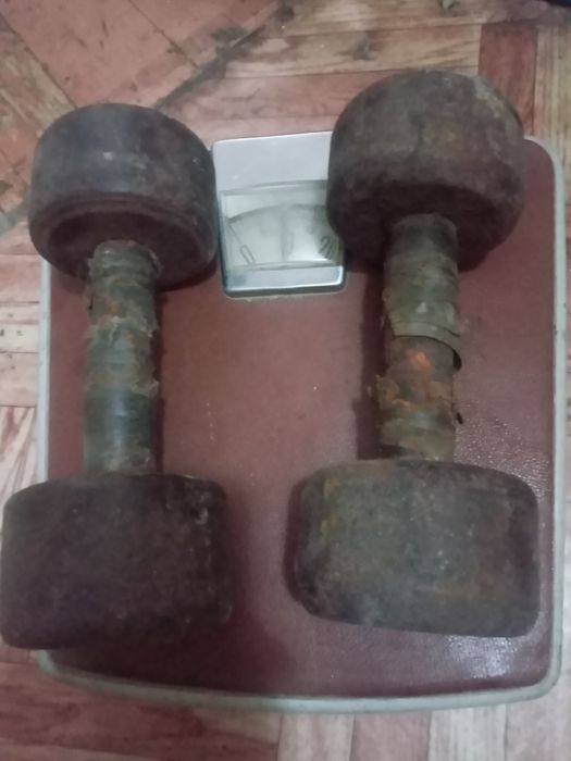 Гантели по 5 килограмм и по 12 кг